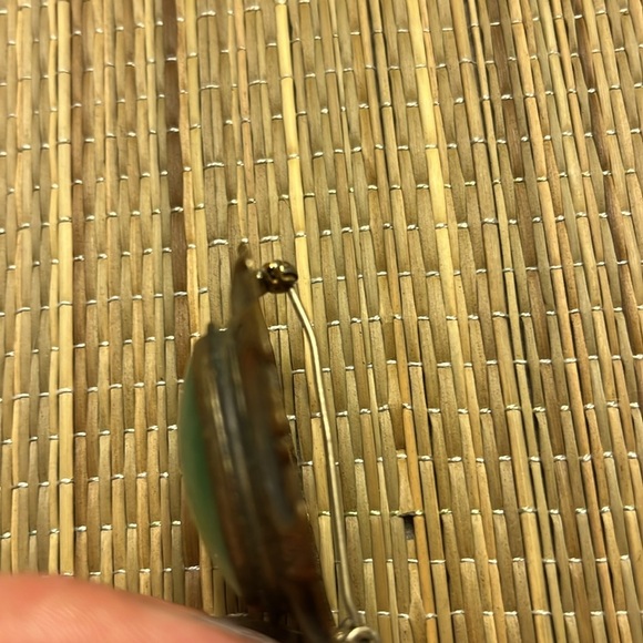 Vintage Green Cameo Brooch With Large Green Stone and Metal Setting - Picture 7 of 8